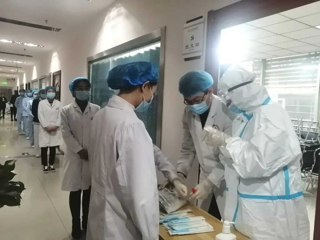 为筑牢疫情防线，我院全体工作人员做核酸检测!