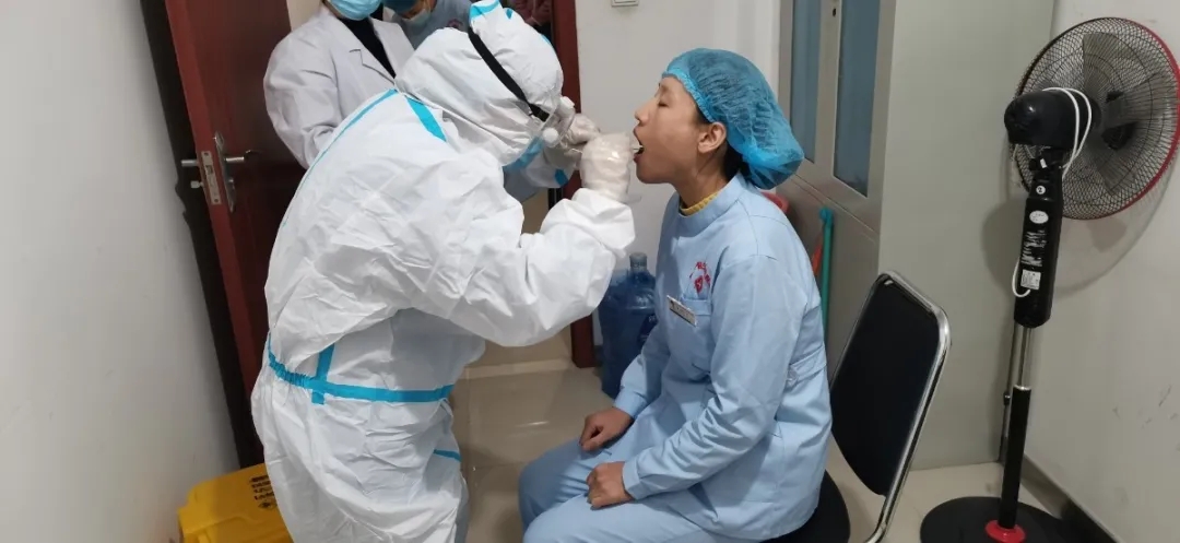 为筑牢疫情防线，我院全体工作人员做核酸检测!