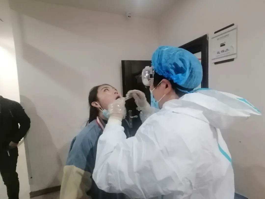 为筑牢疫情防线，我院全体工作人员做核酸检测!