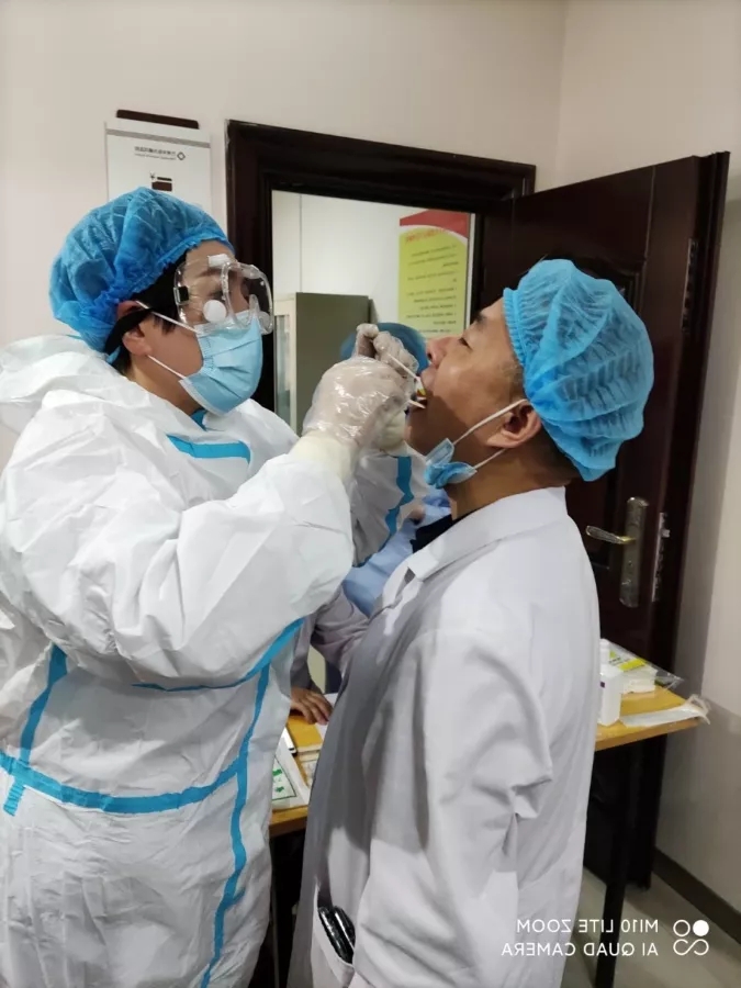 为筑牢疫情防线，我院全体工作人员做核酸检测!